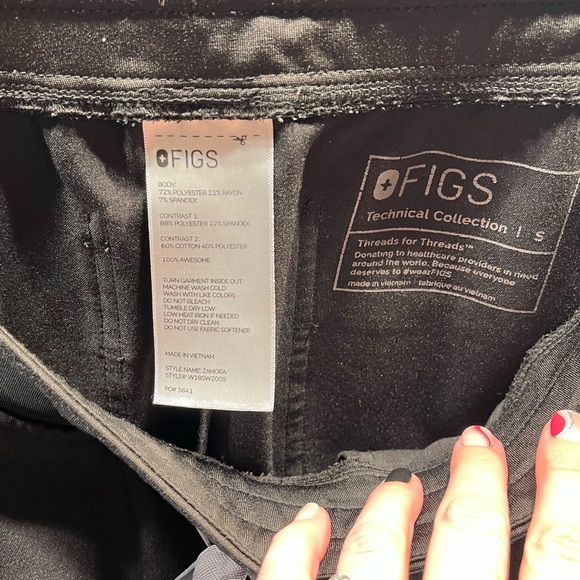 Women’s FIGS black scrub set - Picture 6 of 6